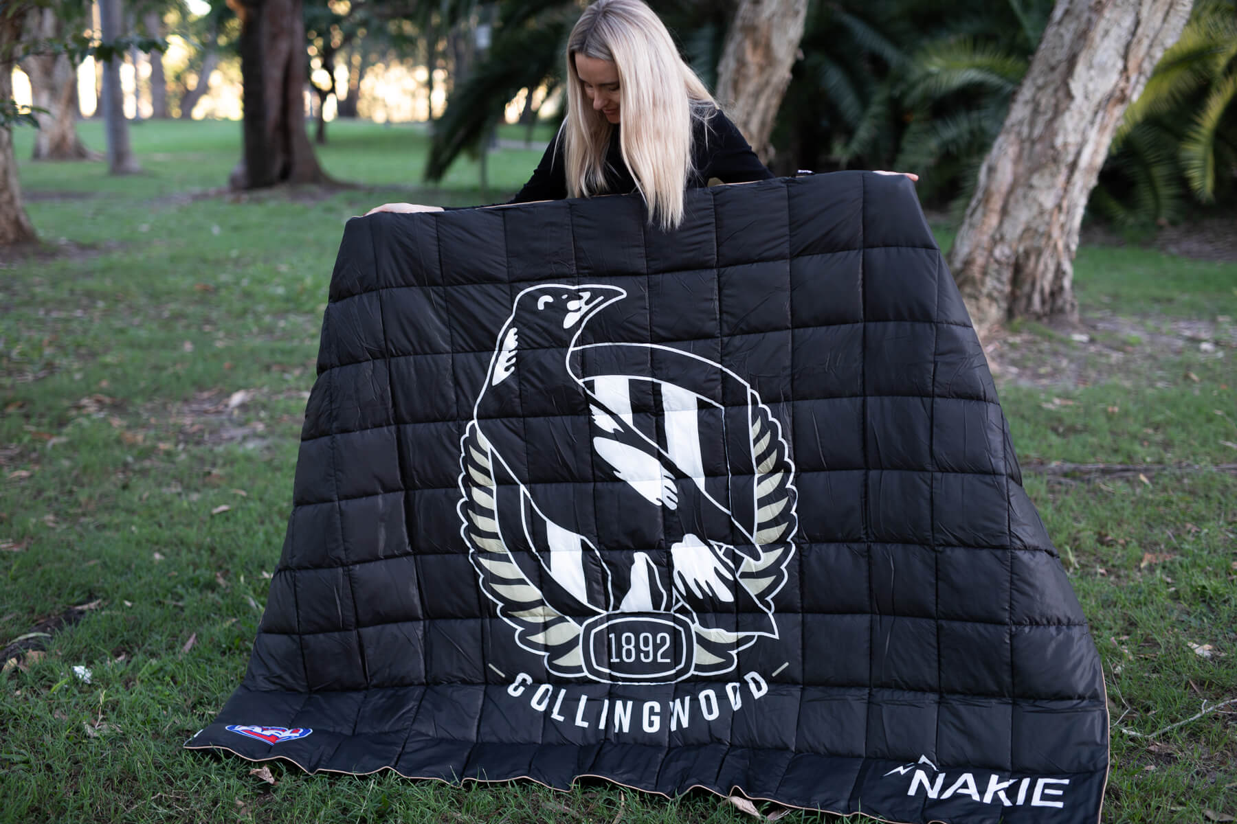 Collingwood Magpies - AFL Sustainable Down Puffy Blanket - Image 2