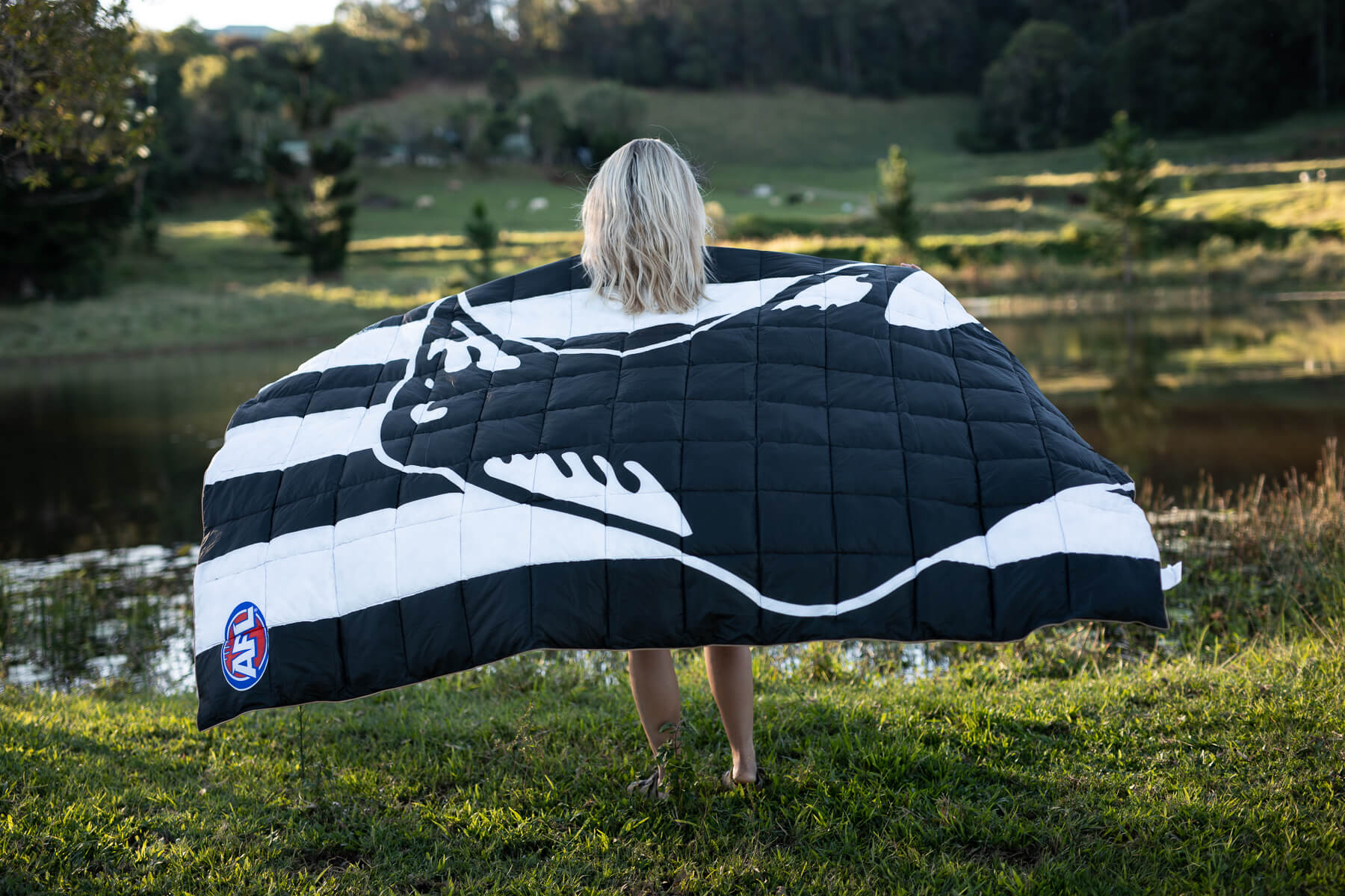 Collingwood Magpies - AFL Sustainable Down Puffy Blanket - Image 4