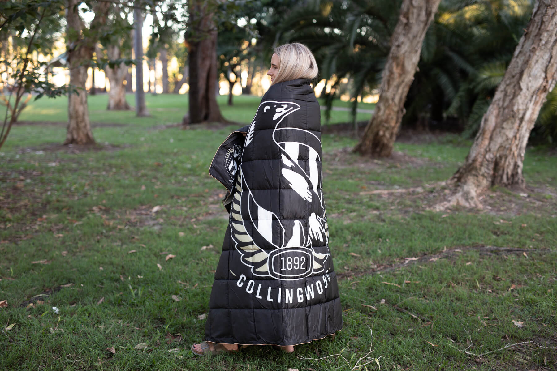 Collingwood Magpies - AFL Sustainable Down Puffy Blanket - Image 5