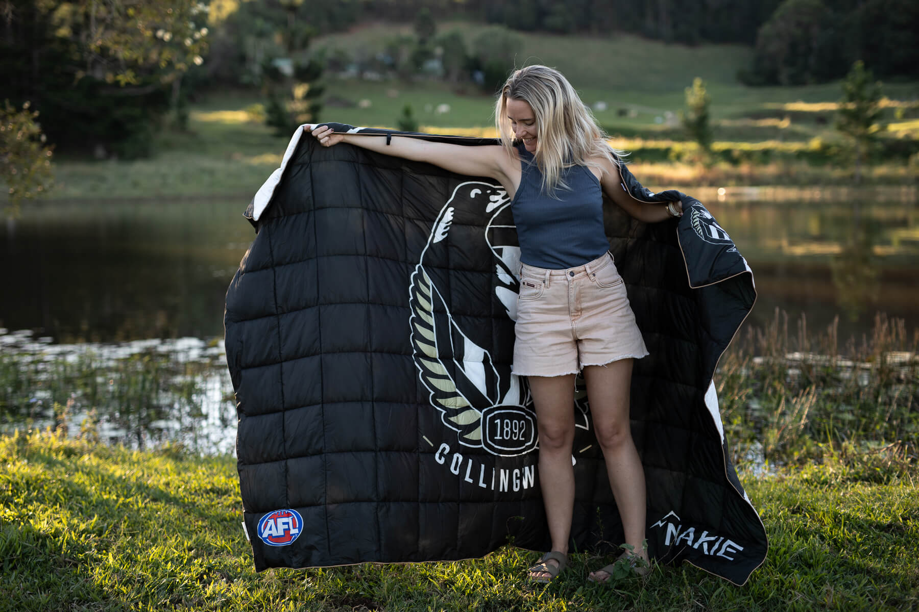 Collingwood Magpies - AFL Sustainable Down Puffy Blanket - Image 6