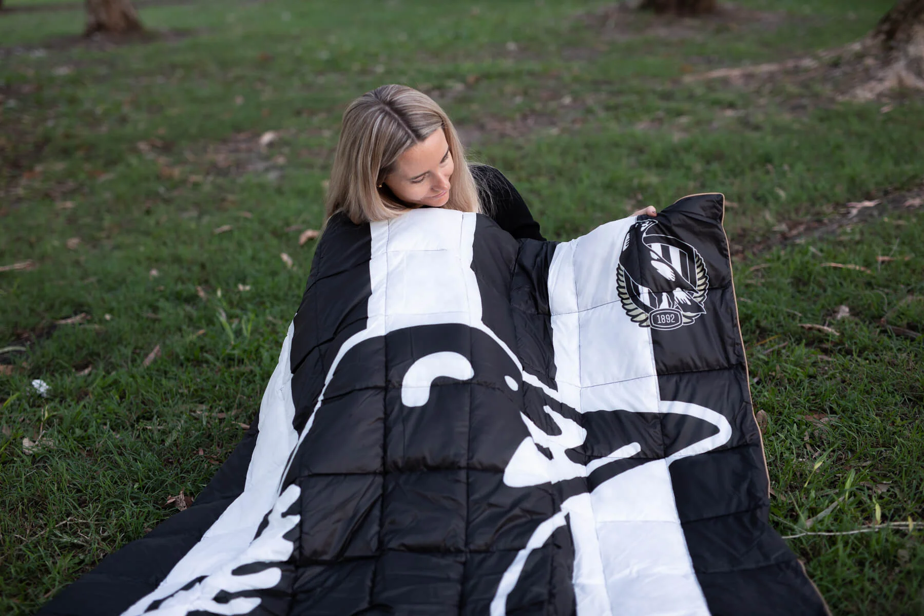 Collingwood Magpies - AFL Sustainable Down Puffy Blanket - Image 7