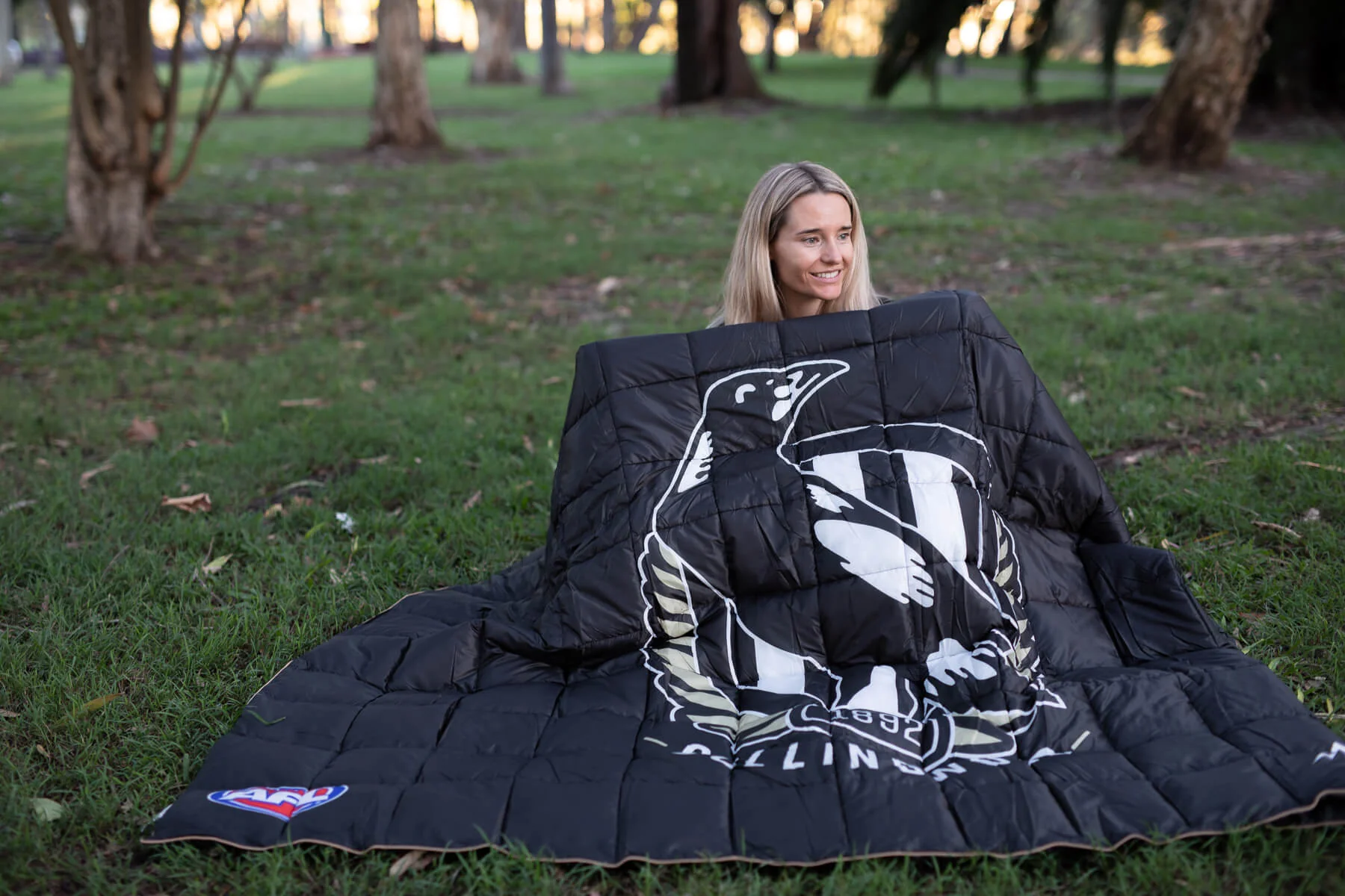 Collingwood Magpies - AFL Sustainable Down Puffy Blanket - Image 8