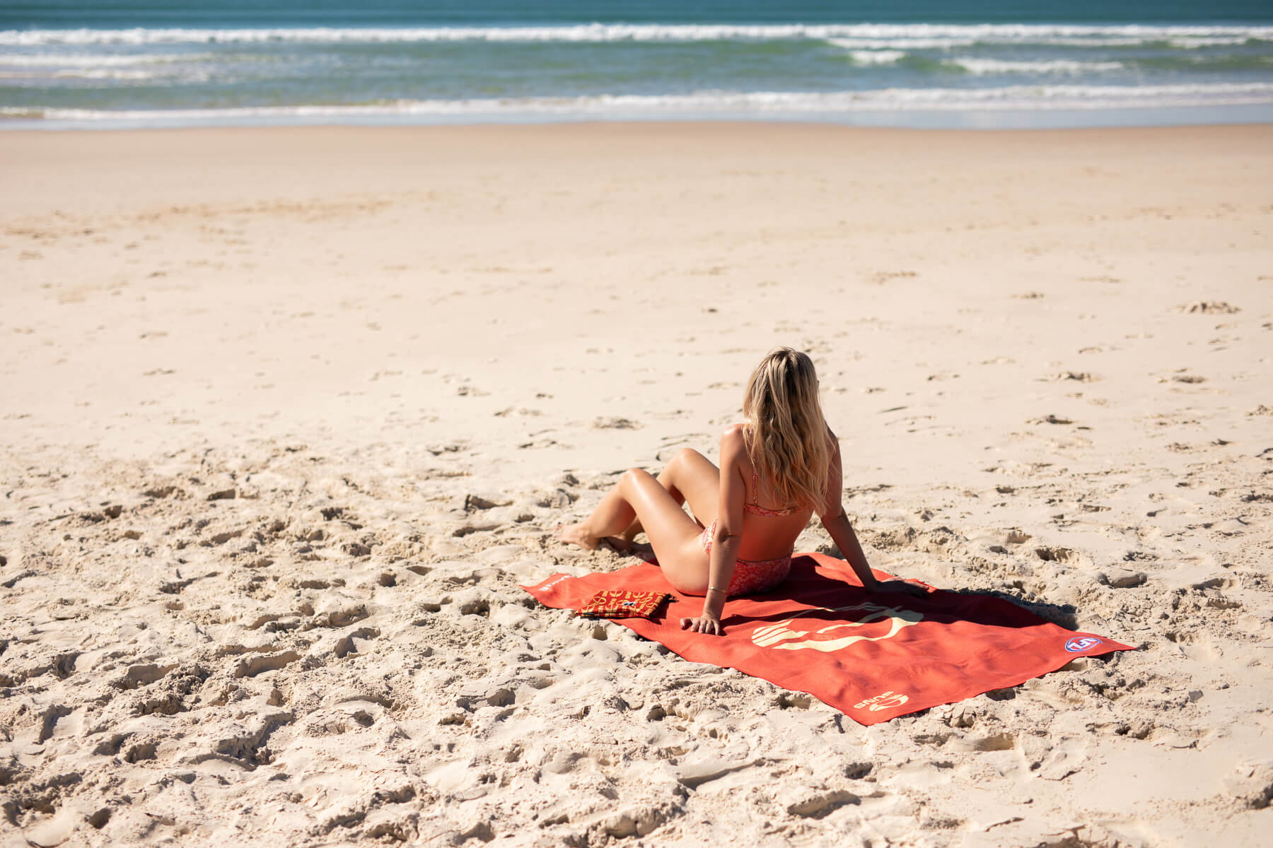 Gold Coast SUNS - AFL Recycled Sand Free Beach Towel - Image 12