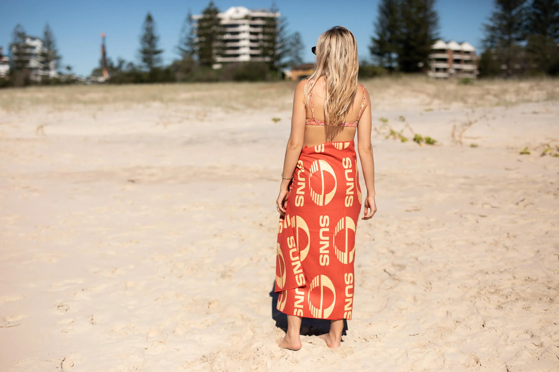 Gold Coast SUNS - AFL Recycled Sand Free Beach Towel - Image 8